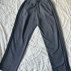 Men’s Adidas Essentials 3-Stripes Fleece Sweatpants in Gray Charcoal Size Medium